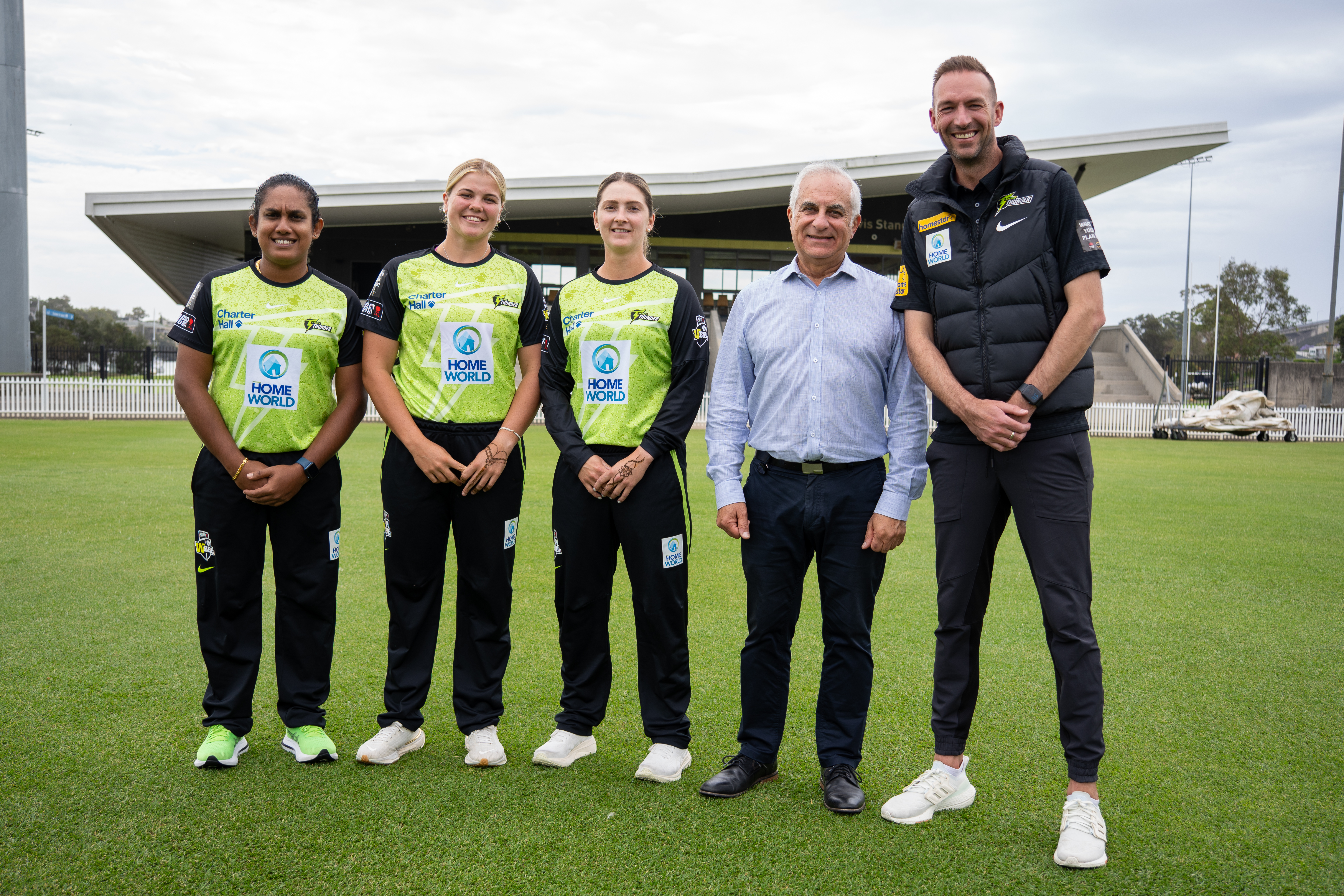 L-R Chamari Athapaththu, Georgia Voll, Taneale Peschel, Mayor Michael Megna and Sydney Thunder General Manager Trent Copeland.