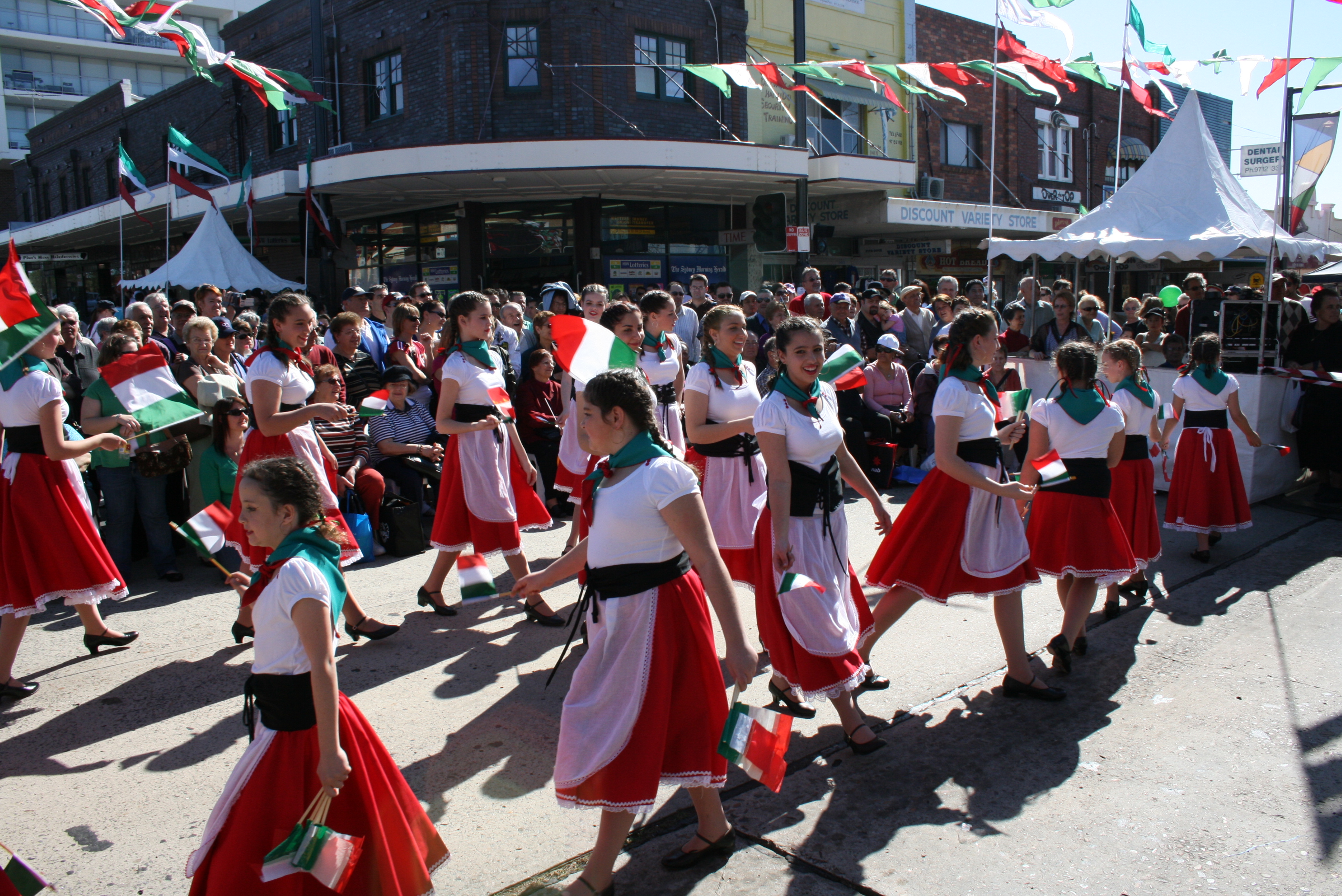 girls in italian colours dancing on street