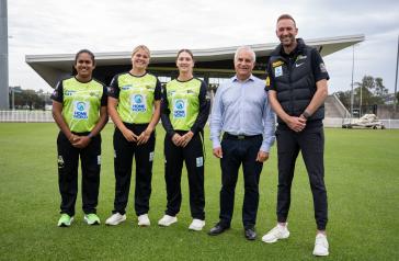 L-R Chamari Athapaththu, Georgia Voll, Taneale Peschel, Mayor Michael Megna and Sydney Thunder General Manager Trent Copeland.